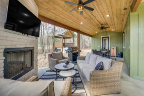 Chic Forest Hideaway in Broken Bow with Hot Tub
